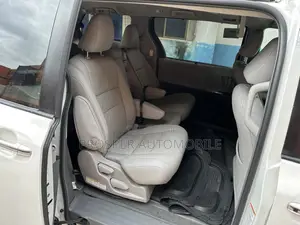 Toyota Sienna XLE 8-Passenger 4dr Minivan (3.5L 6cyl 6A) 2015 White