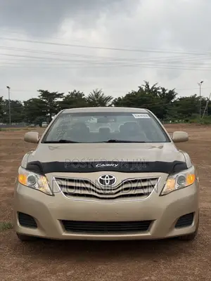 Toyota Camry LE 4dr Sedan (2.5L 4cyl 6A) 2011 Gold