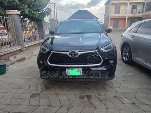 Toyota Highlander XLE 2022 Blue