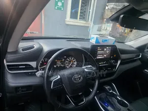 Toyota Highlander XLE 2022 Blue