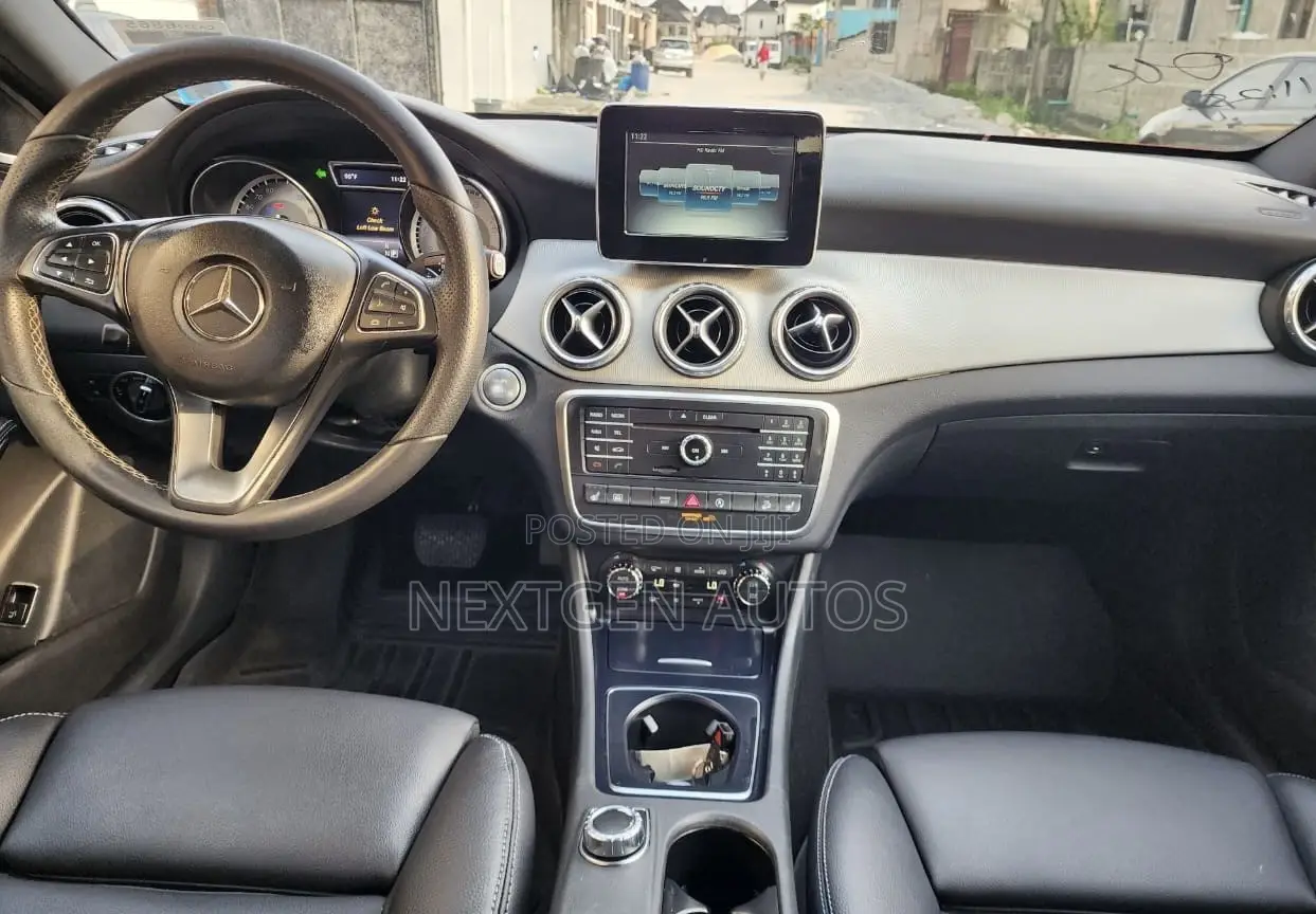 Mercedes-Benz GLA 250 2017 Red