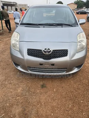 Toyota Yaris Base Sedan 4dr 2011 Silver