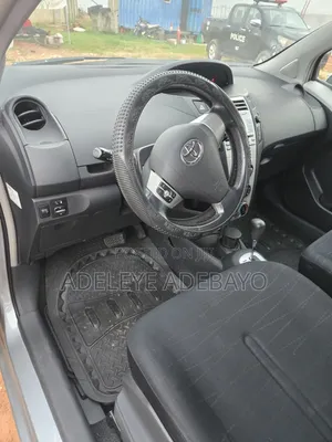 Toyota Yaris Base Sedan 4dr 2011 Silver