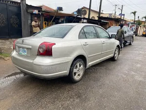 Toyota Avensis Verso 2.0 2001 Gold