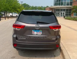 Toyota Highlander XLE 4x4 V6 (3.5L 6cyl 8A) 2018 Gray