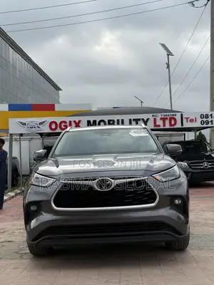 Toyota Highlander XLE 2022 Gray