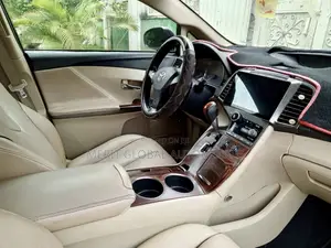 Toyota Venza XLE 2010 Gold