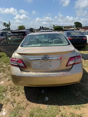 Toyota Camry XLE 4dr Sedan (2.5L 4cyl 6A) 2011 Gold