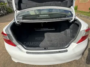 Toyota Camry XLE 4dr Sedan (2.5L 4cyl 6A) 2012 White