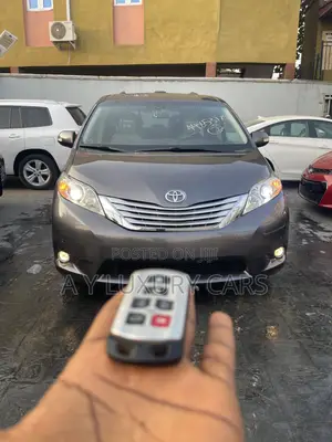 Toyota Sienna Limited 7-Passenger 4dr Minivan AWD (3.5L 6cyl 6A) 2014