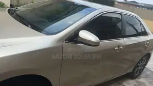 Toyota Camry LE 4dr Sedan (2.5L 4cyl 6A) 2013 Gold