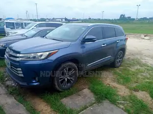 Toyota Highlander LE V6 4x2 (3.5L 6cyl 6A) 2016 Blue