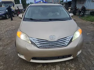 Toyota Sienna 2012 Gold