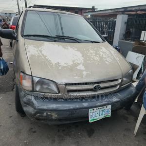 Toyota Sienna LE 2001 Gold