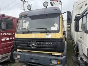 Mercedes Benz 1424 Hiab Truck 7tonnes 2005 Yellow