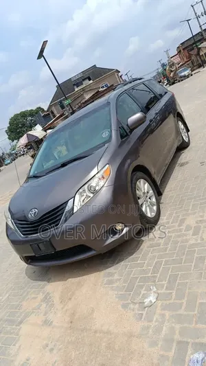 Toyota Sienna 2013 Brown