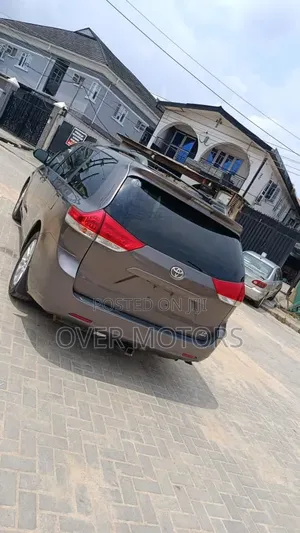 Toyota Sienna 2012 Brown