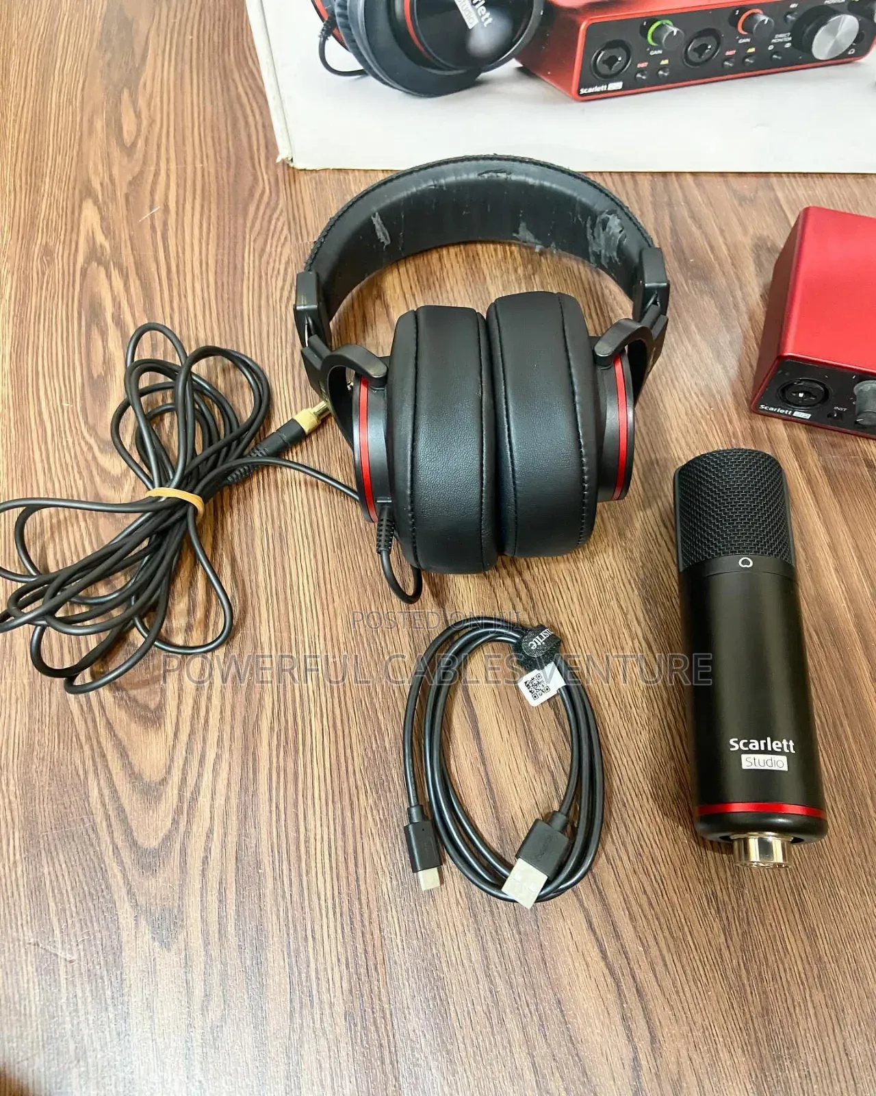 Focusrite Scarlett 2i2 Studio
Bundle