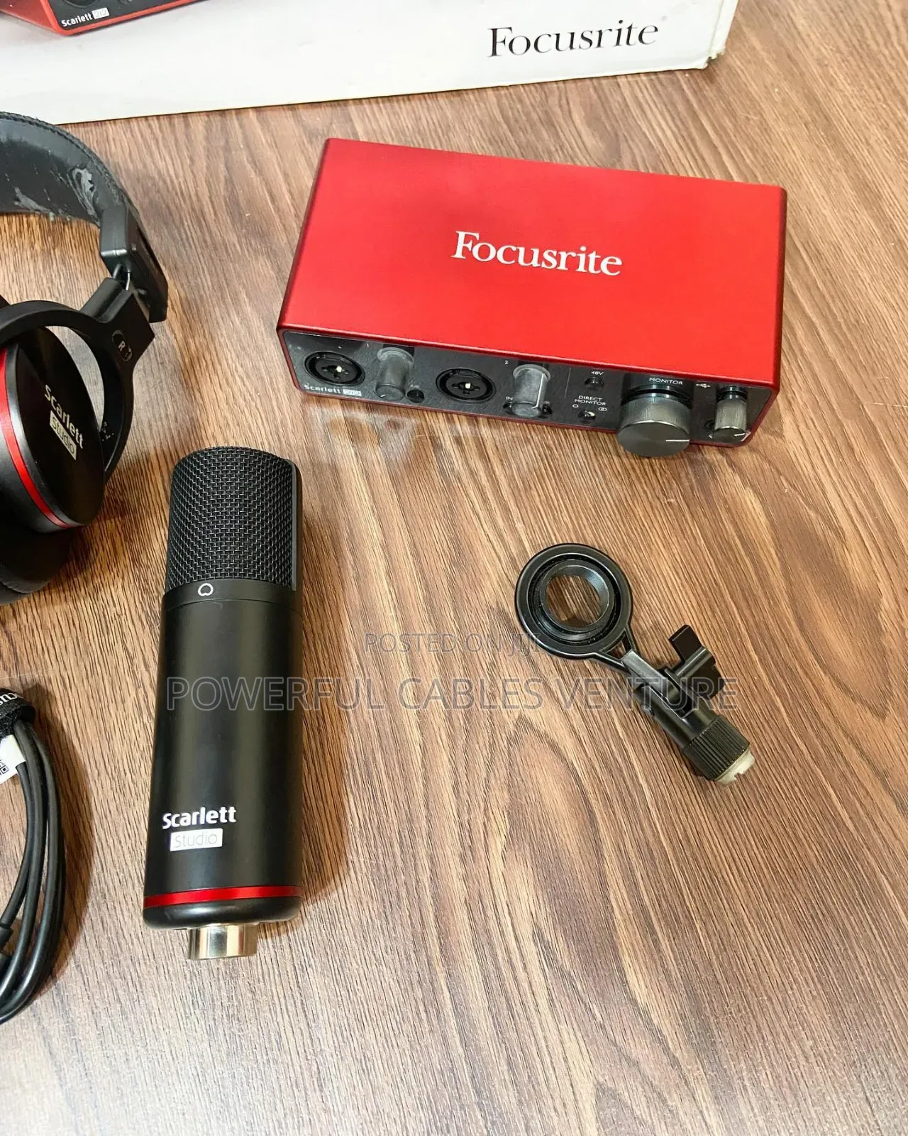 Focusrite Scarlett 2i2 Studio
Bundle