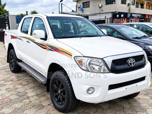 Toyota Hilux 2010 White