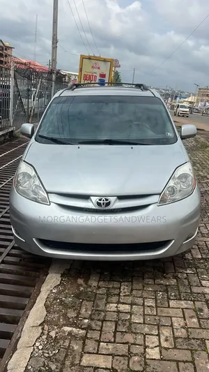 Toyota Sienna LE 2009 Gray