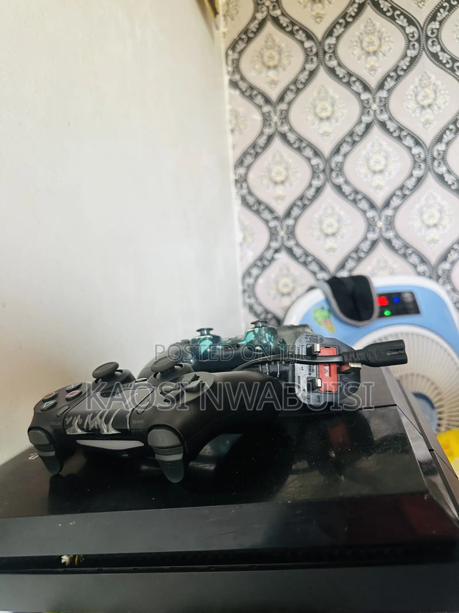 PS4 Fat 500GB Hacked + Controller — Clean & Working