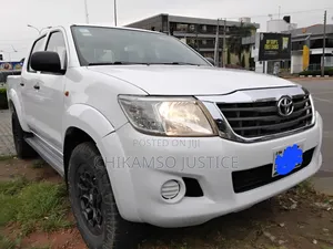Toyota Hilux SR 4x4 2013 White