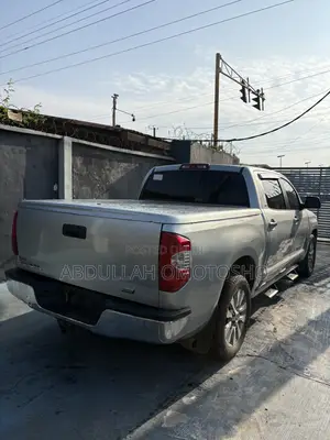 Toyota Tundra Limited 4dr Double Cab 4WD SB (5.7L 8cyl 6A) 2014 Silver