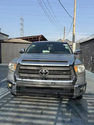 Toyota Tundra Limited 4dr Double Cab 4WD SB (5.7L 8cyl 6A) 2014 Silver
