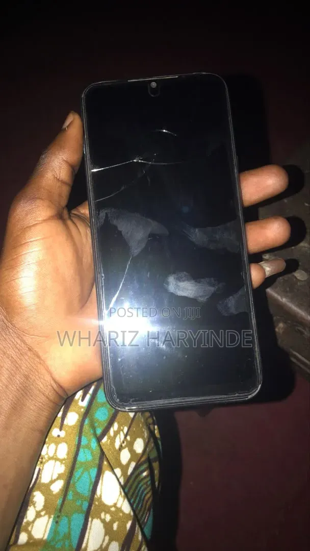 Tecno Spark 8C 64 GB Silver