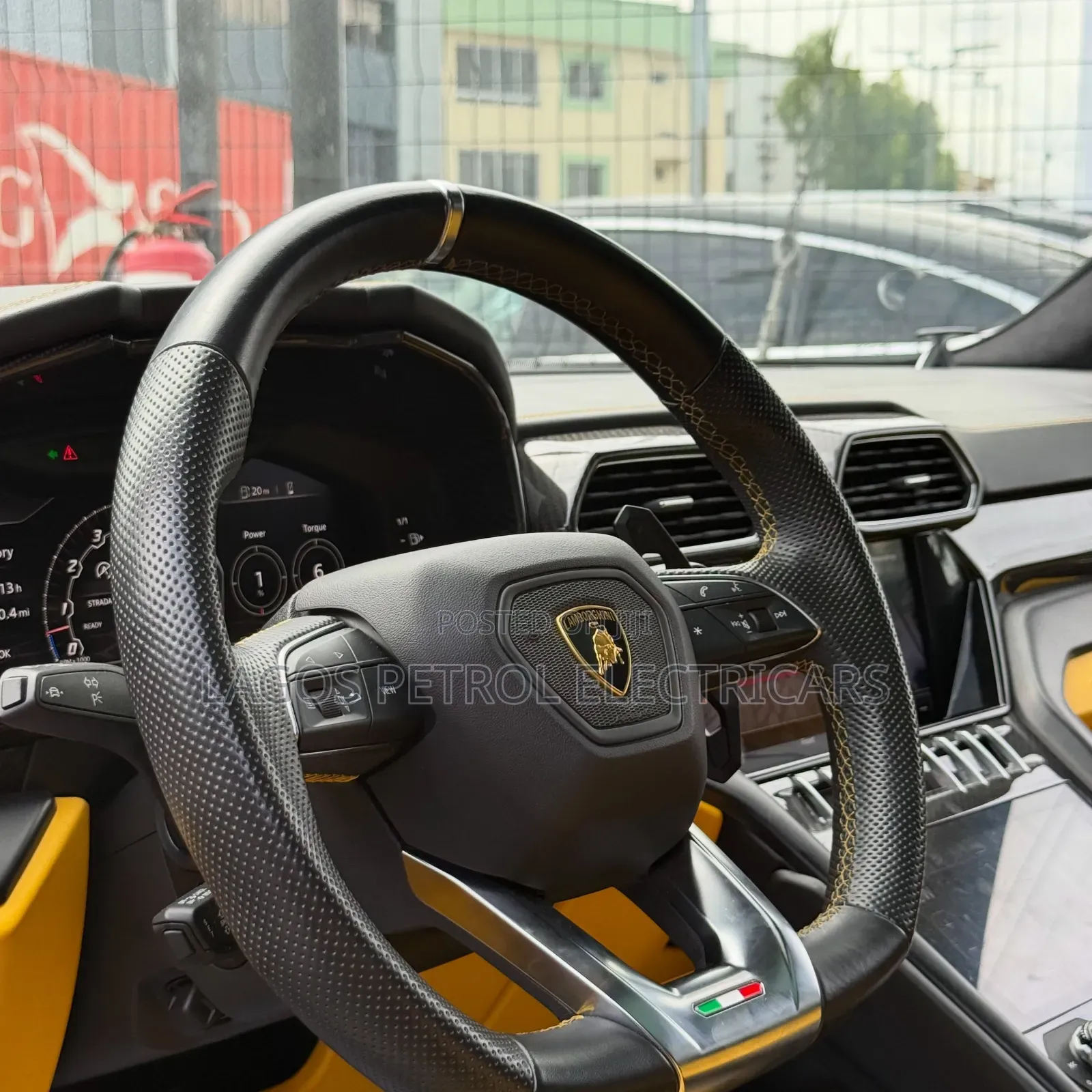Lamborghini Urus 2022 Yellow