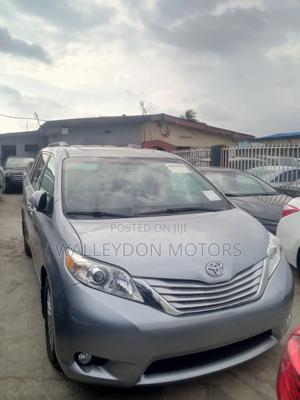 Toyota Sienna XLE Premium 7 Passenger (3.5L 6cyl 8A) 2017 Gray