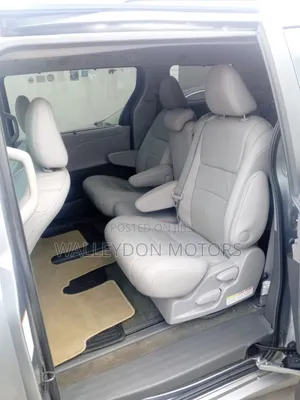 Toyota Sienna XLE Premium 7 Passenger (3.5L 6cyl 8A) 2017 Gray
