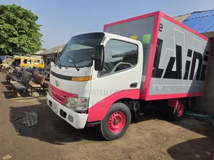 Toyota Dyna Truck ( Container Body ) 2RZ Engine