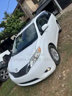 Toyota Sienna 2013 White