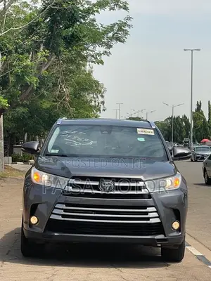 Toyota Highlander XLE 4x4 V6 (3.5L 6cyl 8A) 2017 Gray