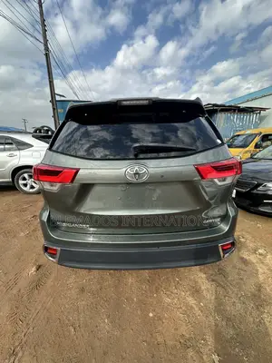 Toyota Highlander Limited Platinum 4x4 V6 (3.5L 6cyl 8A) 2018 Green