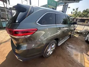 Toyota Highlander Limited Platinum 4x4 V6 (3.5L 6cyl 8A) 2018 Green