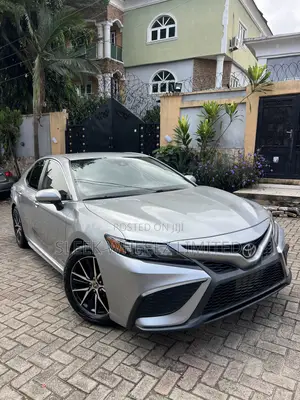 Toyota Camry SE 2022 Silver