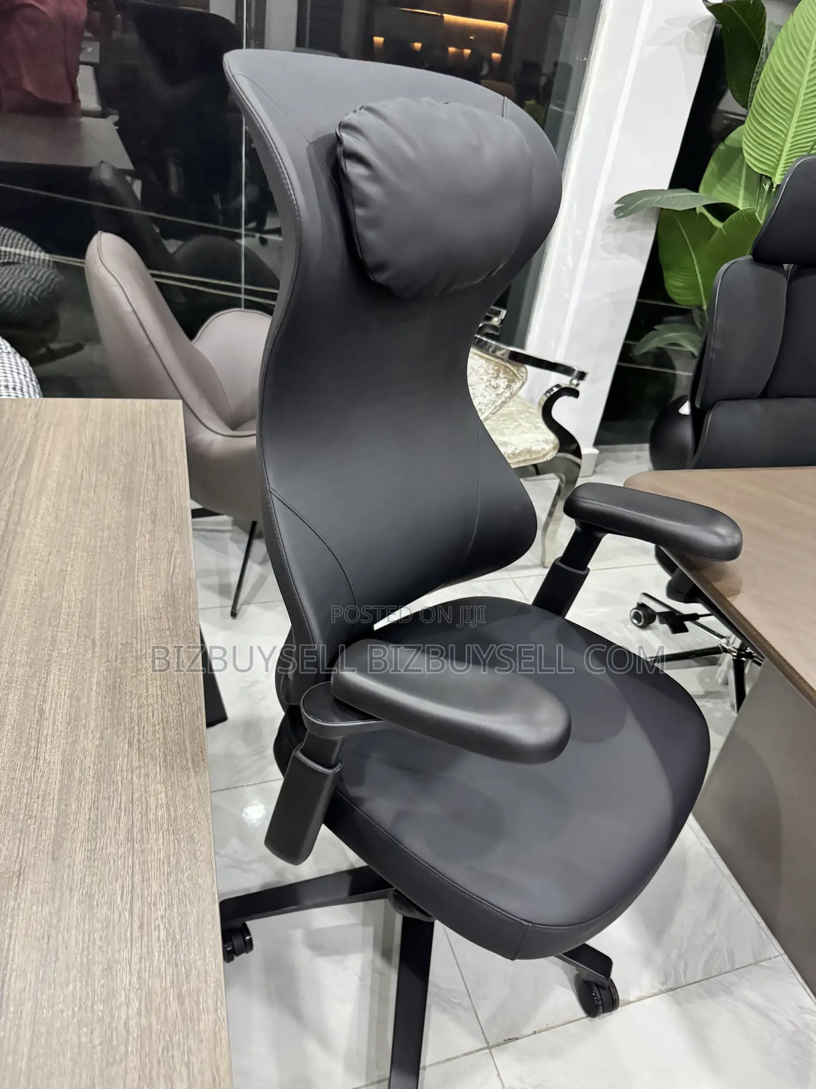 Ergonomic High-Back Executive Leather Office Chair With Headrest