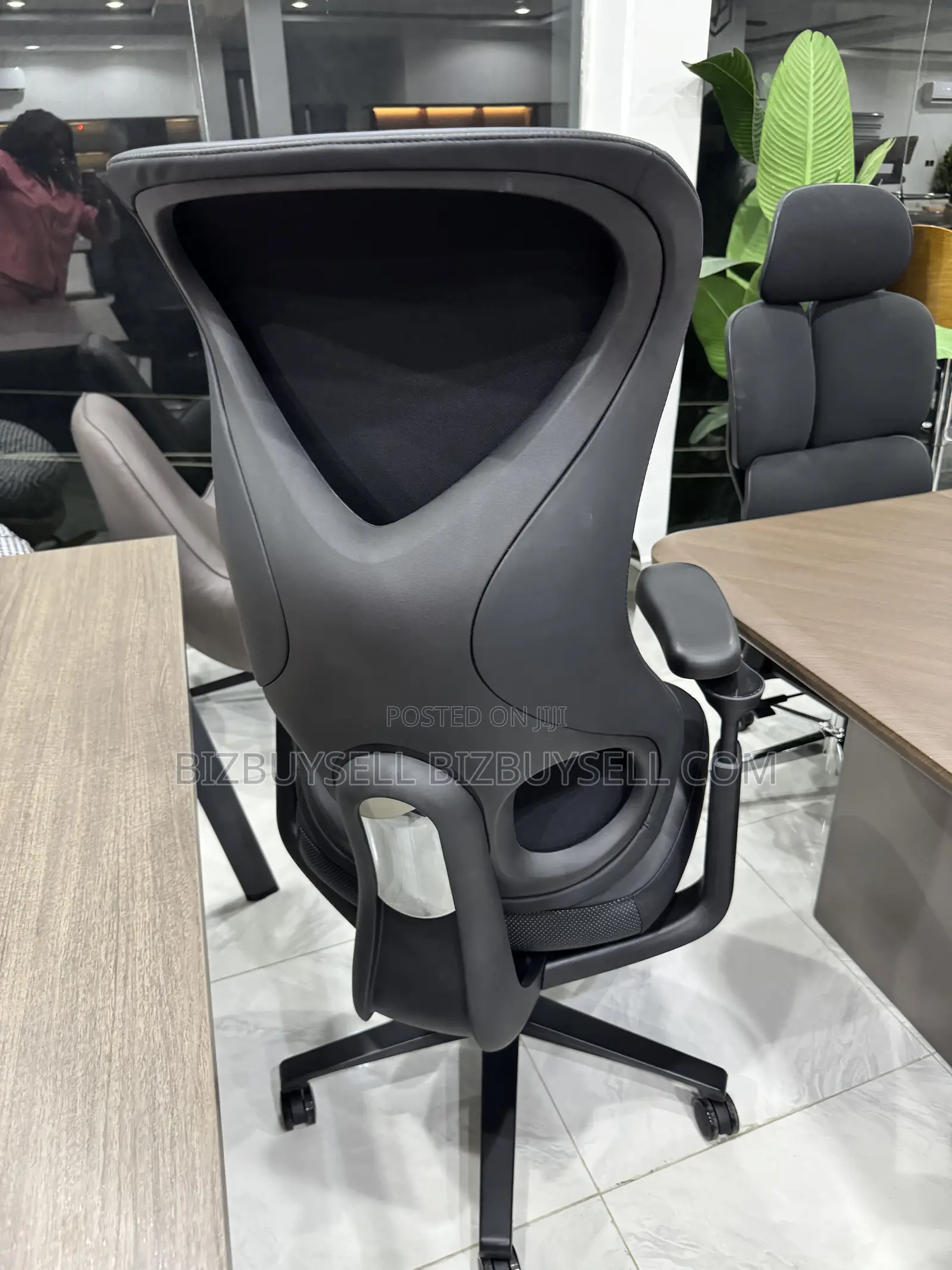 Ergonomic High-Back Executive Leather Office Chair With Headrest