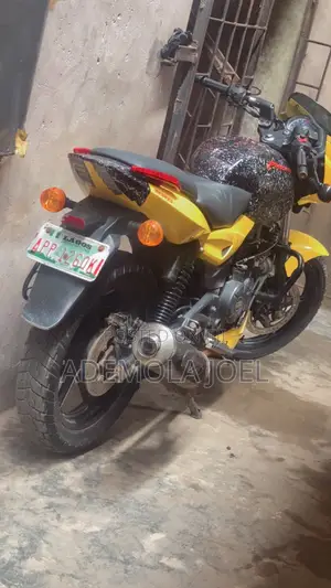 Bajaj Pulsar 220 F 2022 Yellow