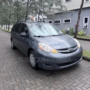 Toyota Sienna LE 2008