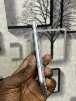 Apple iPhone XR 64 GB White