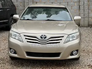 Toyota Camry LE 4dr Sedan (2.5L 4cyl 6A) 2011 Gold