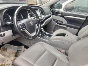 Toyota Highlander XLE 4x2 V6 (3.5L 6cyl 8A) 2018 Blue