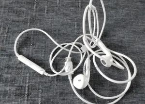 Original UK Used Apple Wired Earphones Lightning and USB C for Sale.