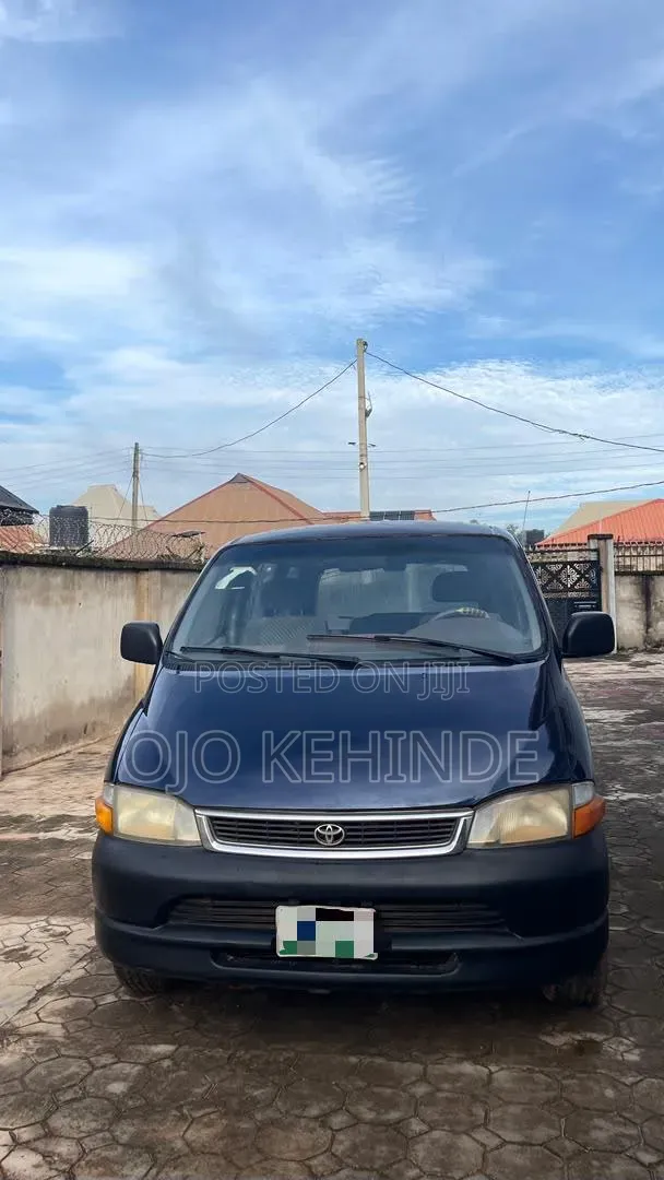 Toyota HiAce 2000 Blue