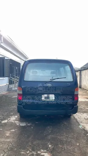Toyota HiAce 2000 Blue