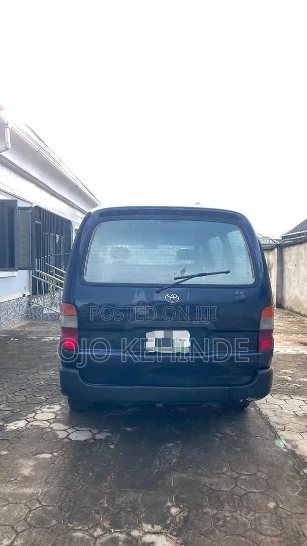 Toyota HiAce 2000 Blue